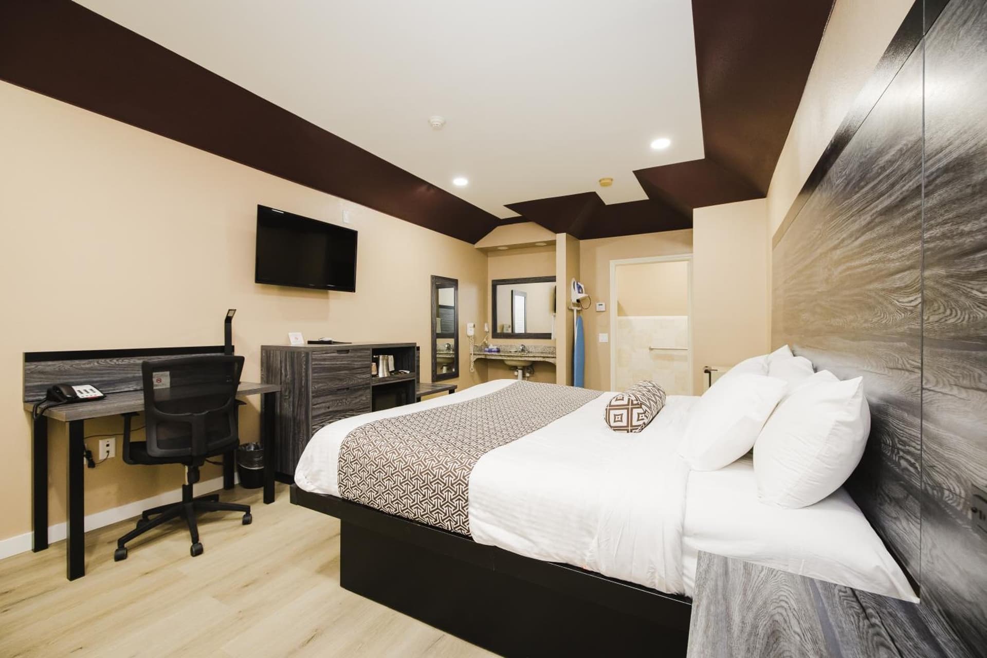 Sapphire Inn & Suites
