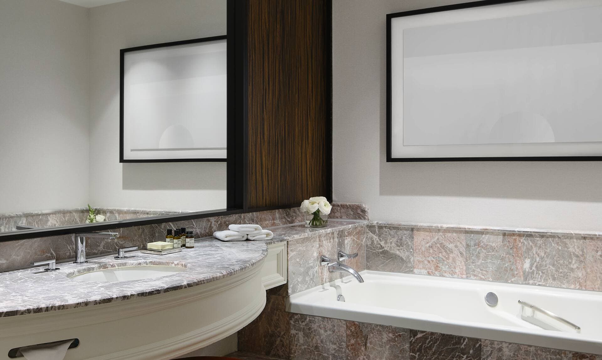 Vogue Hotel Montreal Downtown, Curio Collection by Hilton