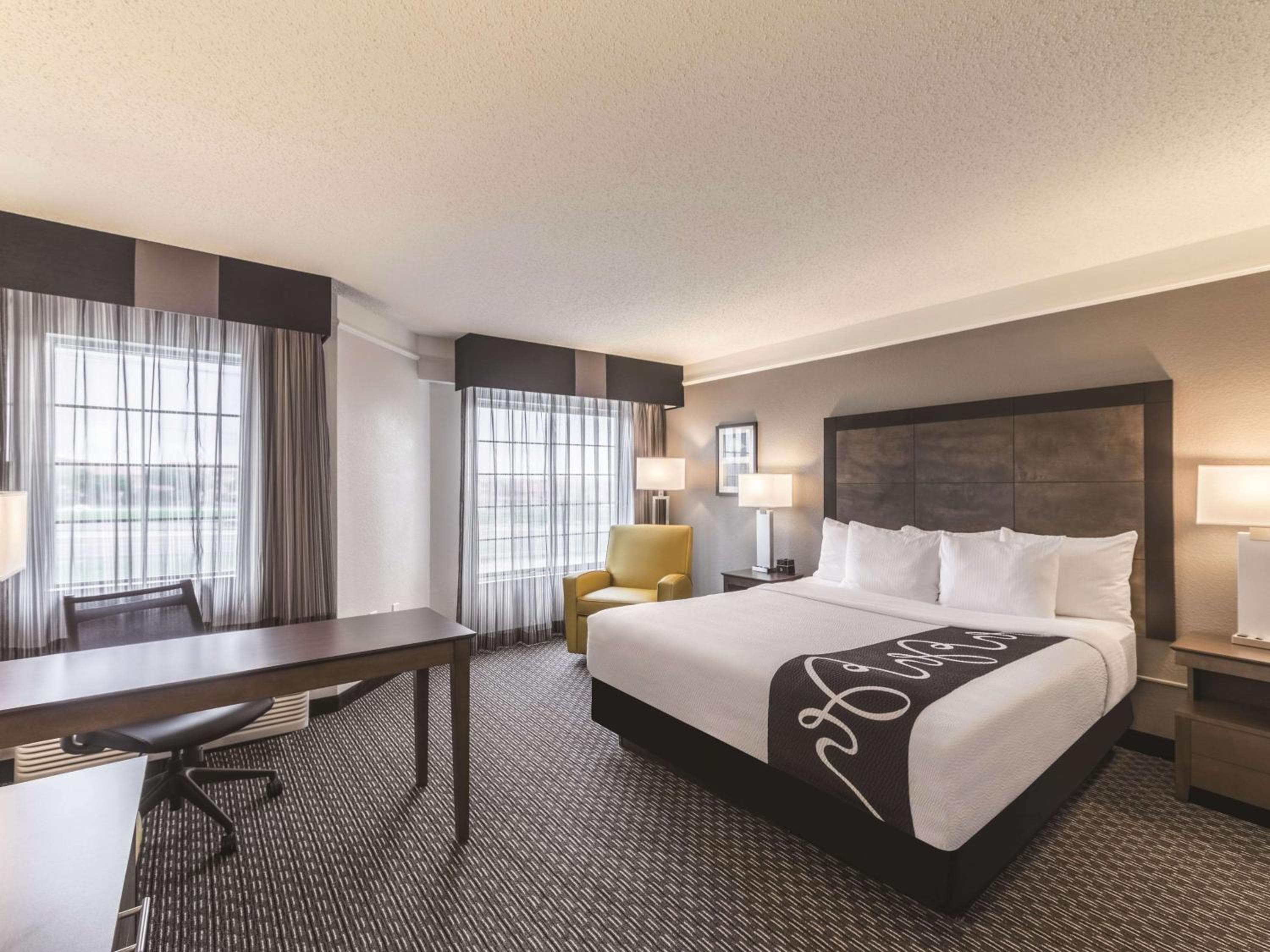 La Quinta Inn & Suites by Wyndham Austin Near The Domain