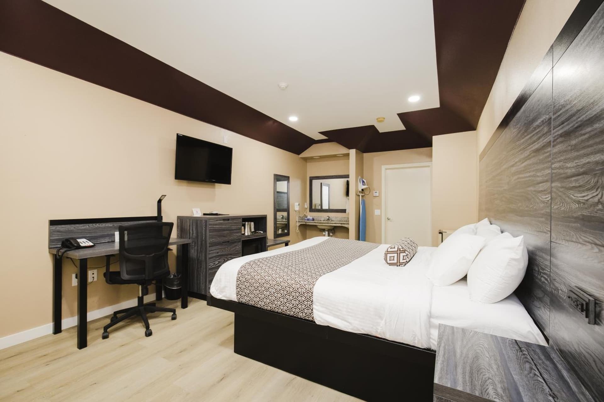 Sapphire Inn & Suites