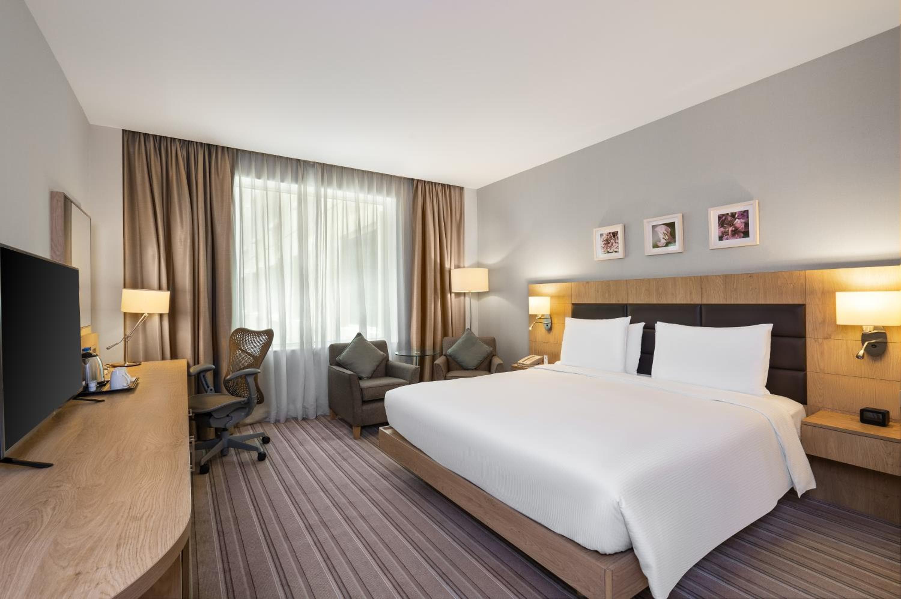 Hilton Garden Inn Dubai, Mall Avenue