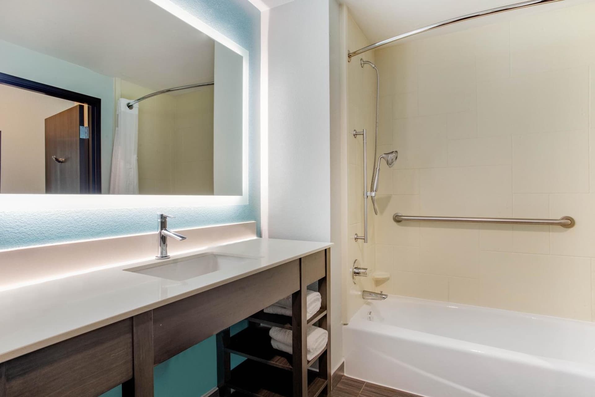 La Quinta Inn & Suites by Wyndham Northlake Ft. Worth
